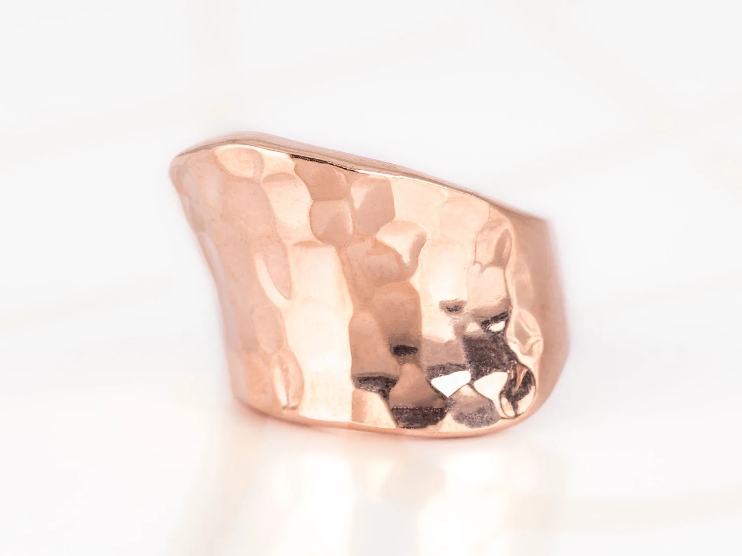 ANILLO RECUBRIMIENTO DE ORO ROSA CURVA ANCHA MARTILLADO