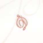 DIJE RECUBRIMIENTO DE ORO ROSA CURSIVA D LISO