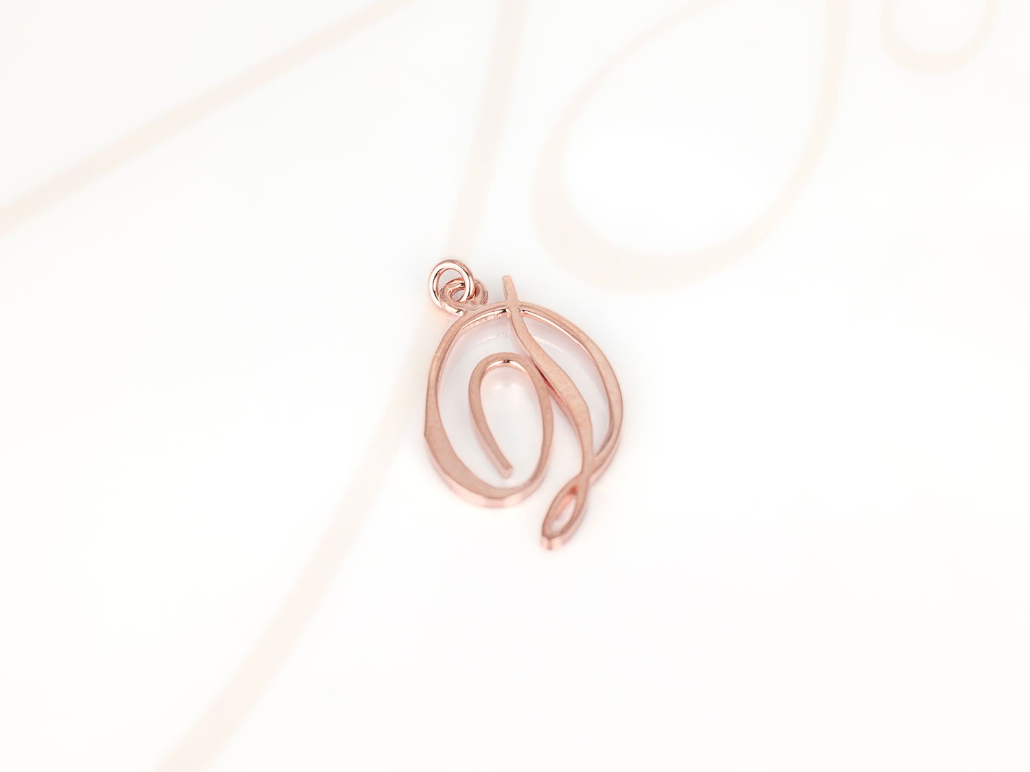 DIJE RECUBRIMIENTO DE ORO ROSA CURSIVA D LISO