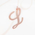 DIJE RECUBRIMIENTO DE ORO ROSA CURSIVA L LISO