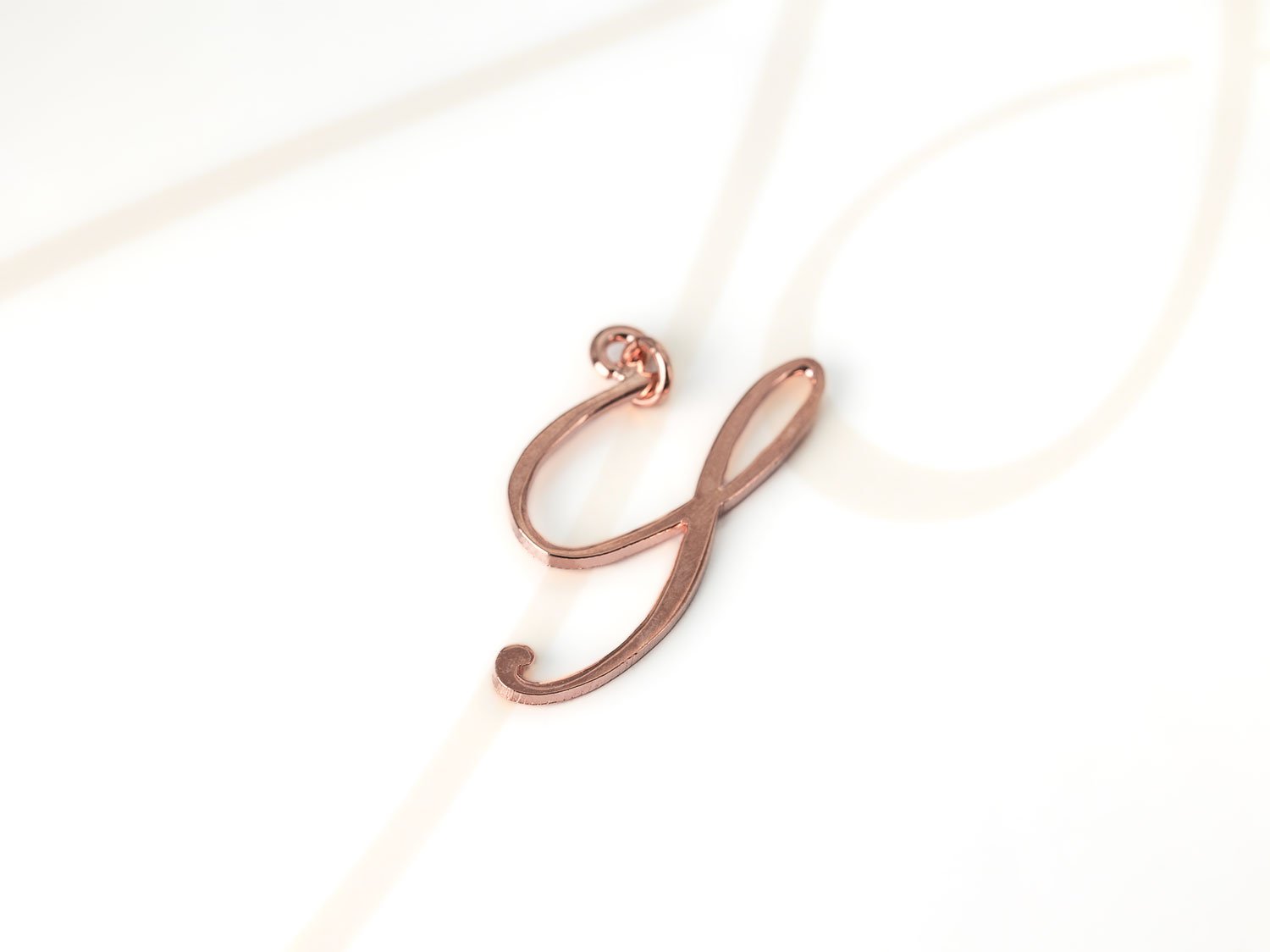 DIJE RECUBRIMIENTO DE ORO ROSA CURSIVA Y LISO
