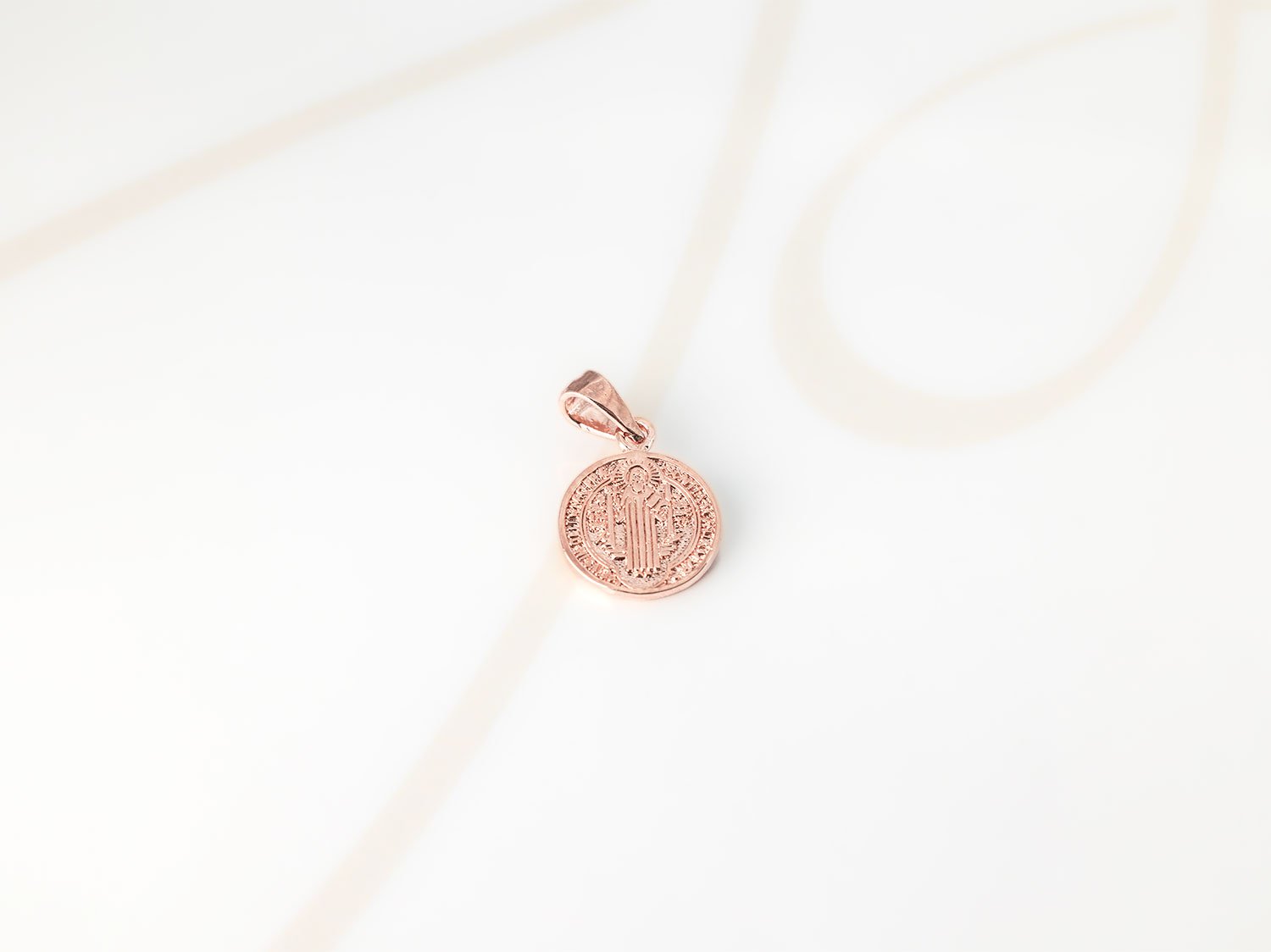 DIJE RECUBRIMIENTO DE ORO ROSA SAN BENITO CHICA LISO