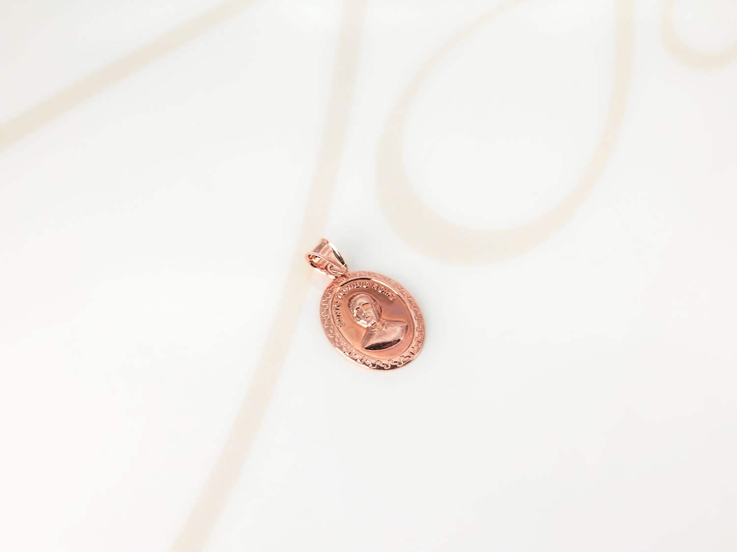 DIJE RECUBRIMIENTO DE ORO ROSA SANTO TORIBIO LISO