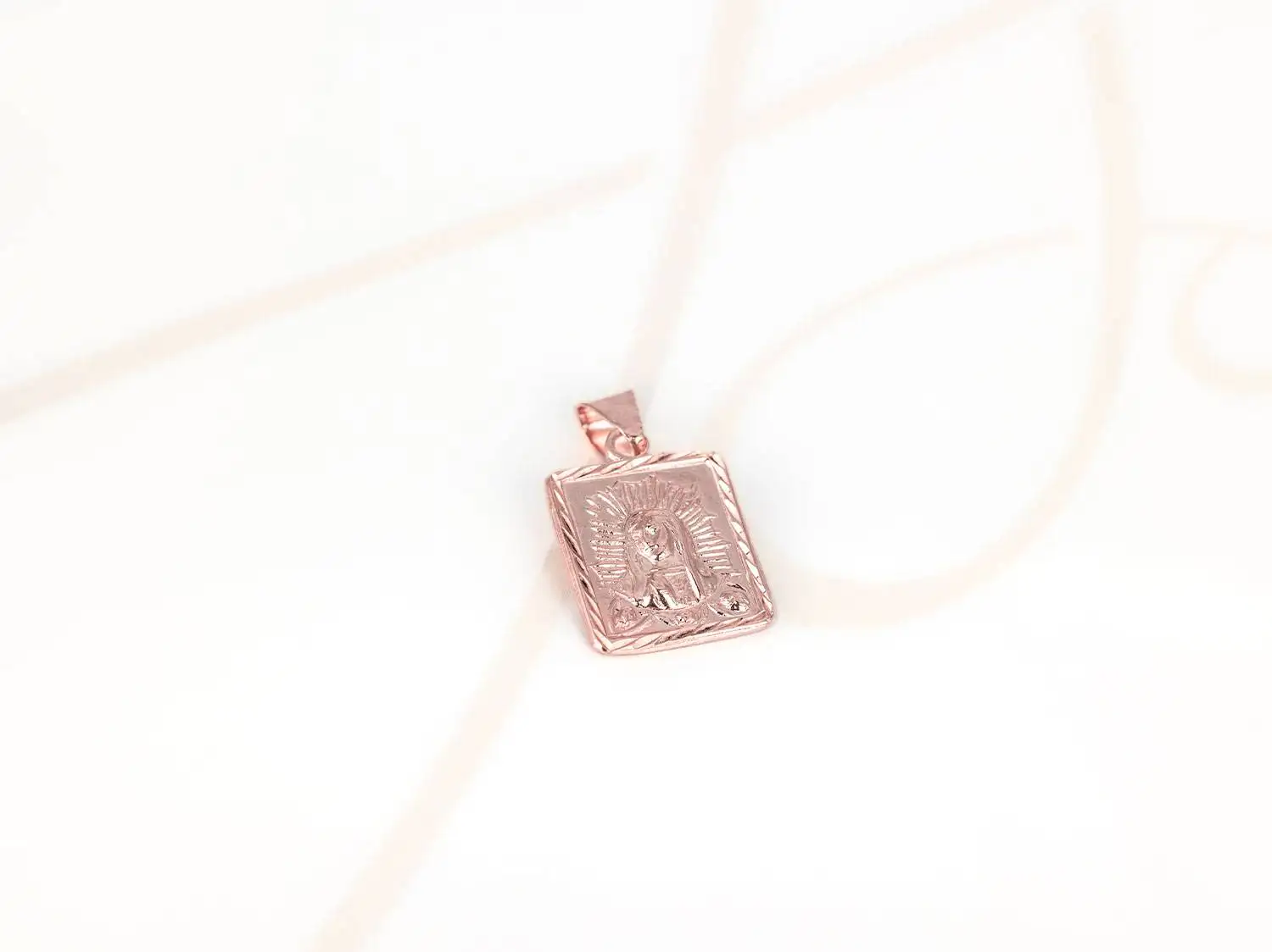 DIJE RECUBRIMIENTO DE ORO ROSA VIRGEN CUADRADA LISO