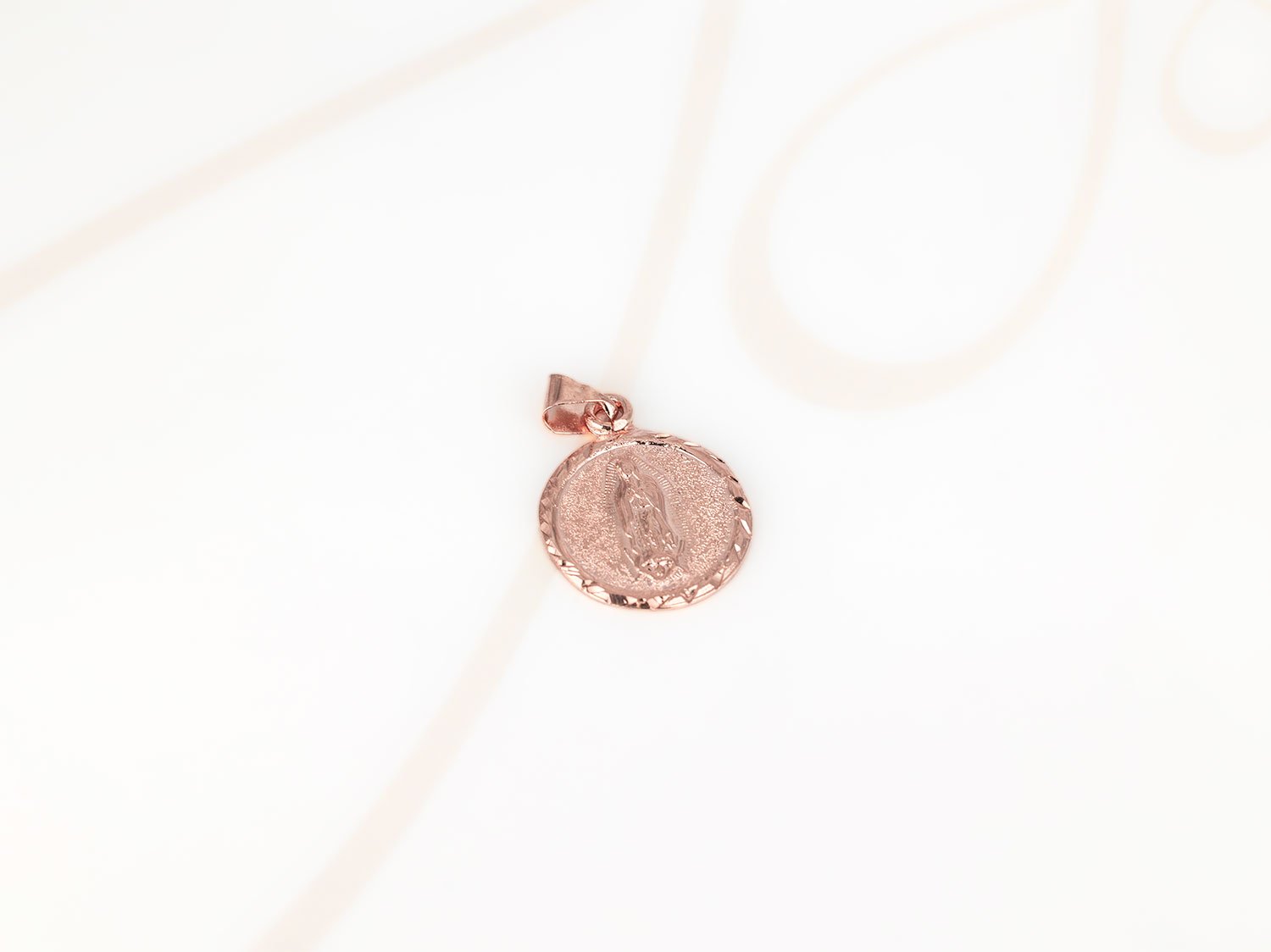 DIJE RECUBRIMIENTO DE ORO ROSA VIRGEN REDONDA LISO