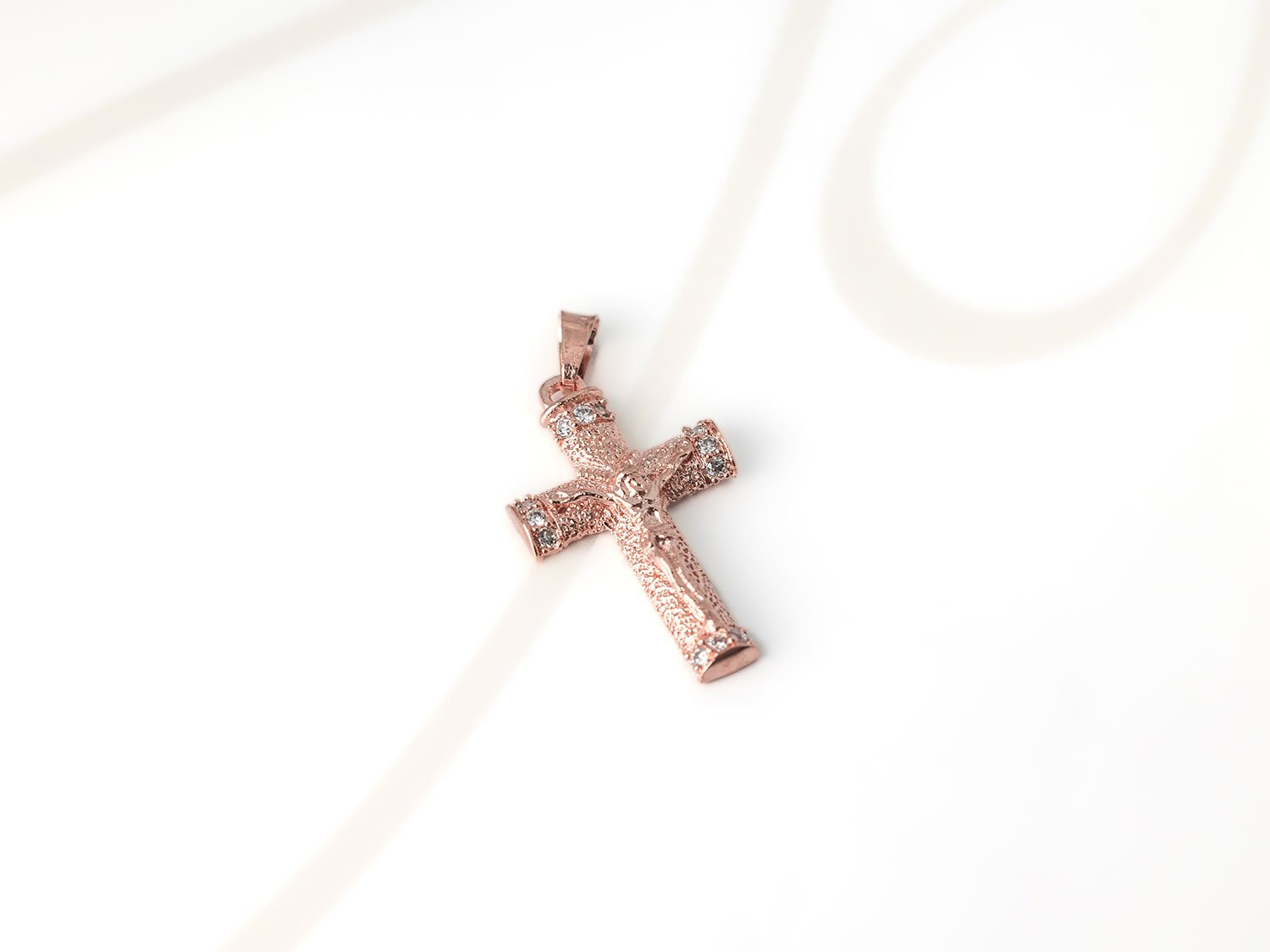 DIJE RECUBRIMIENTO DE ORO ROSA CRUCIFIJO DIAMANTADO ZIRCONIA