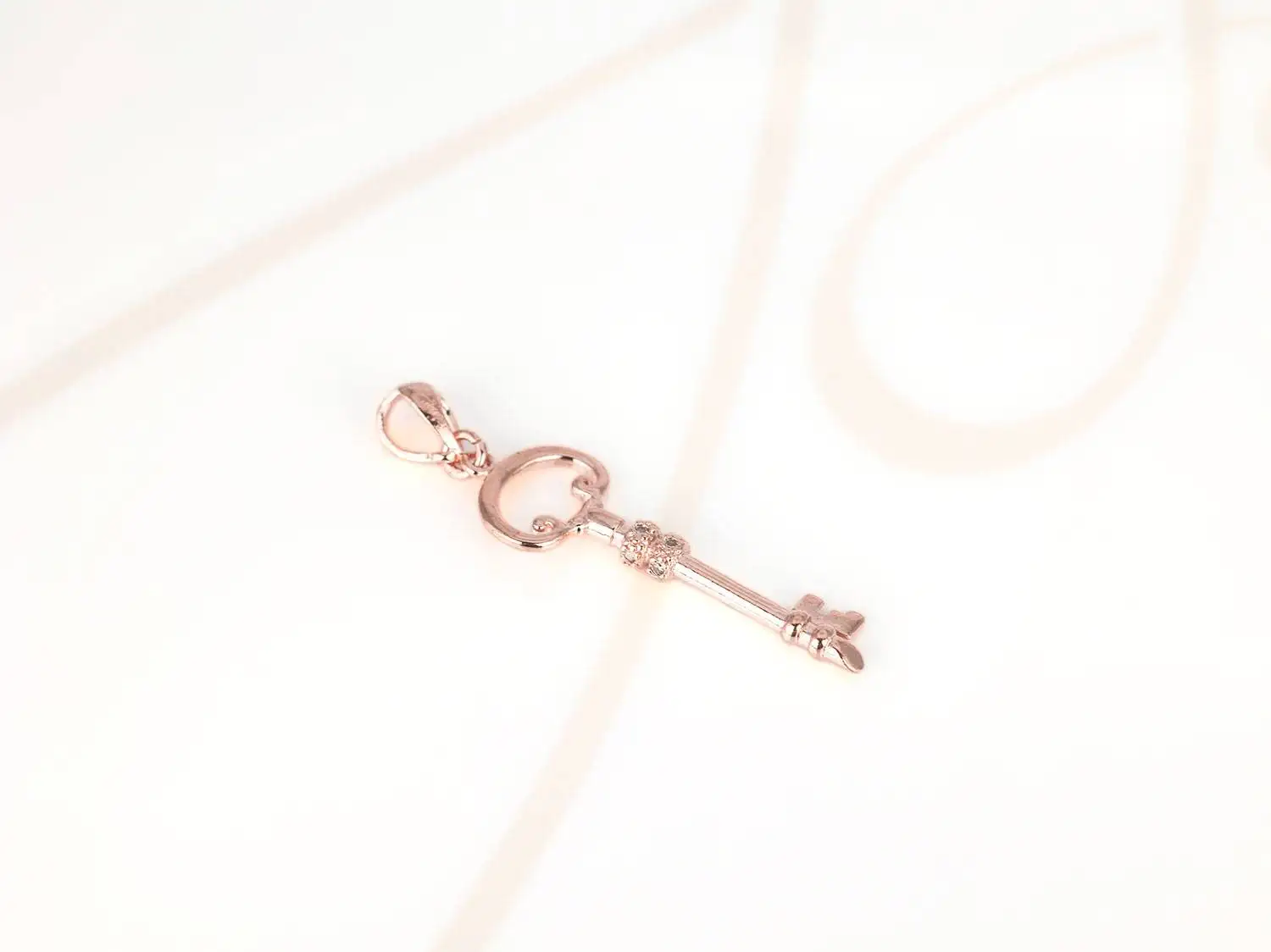 DIJE RECUBRIMIENTO DE ORO ROSA LLAVE ANTIGUA ZIRCONIA