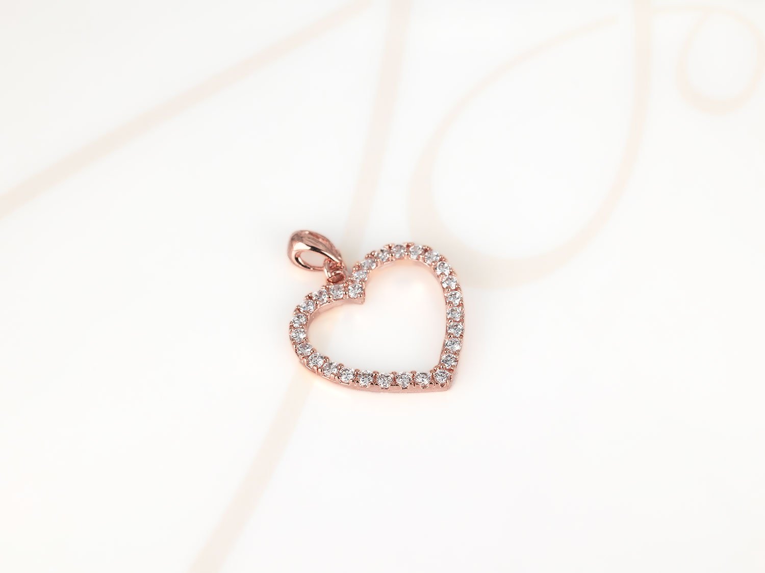 DIJE RECUBRIMIENTO DE ORO ROSA SILUETA CORAZON ZIRCONIA