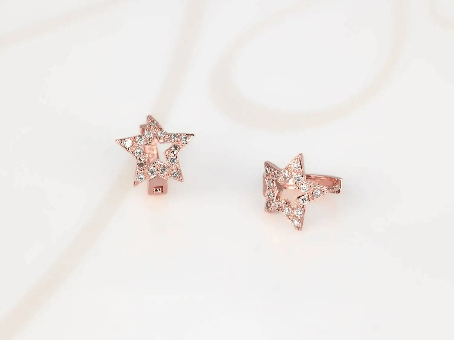 HUGGIES RECUBRIMIENTO DE ORO ROSA ESTRELLA ZIRCONIA