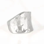 ANILLO RECUBRIMIENTO DE PLATA CURVA ANCHA MARTILLADO