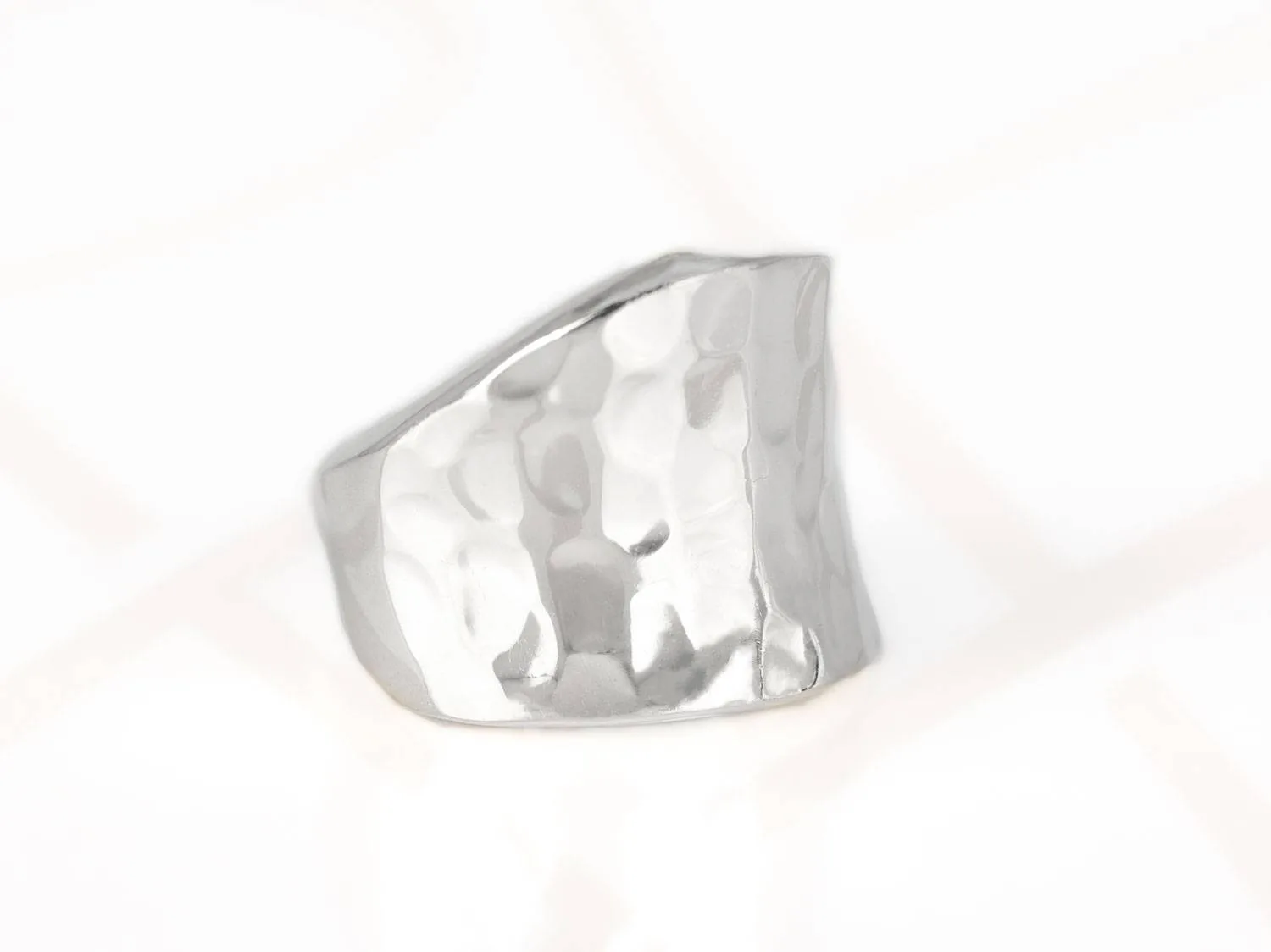 ANILLO RECUBRIMIENTO DE PLATA CURVA ANCHA MARTILLADO