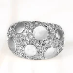 ANILLO RECUBRIMIENTO DE RODIO RELIEVE CIRCULOS ZIRCONIA