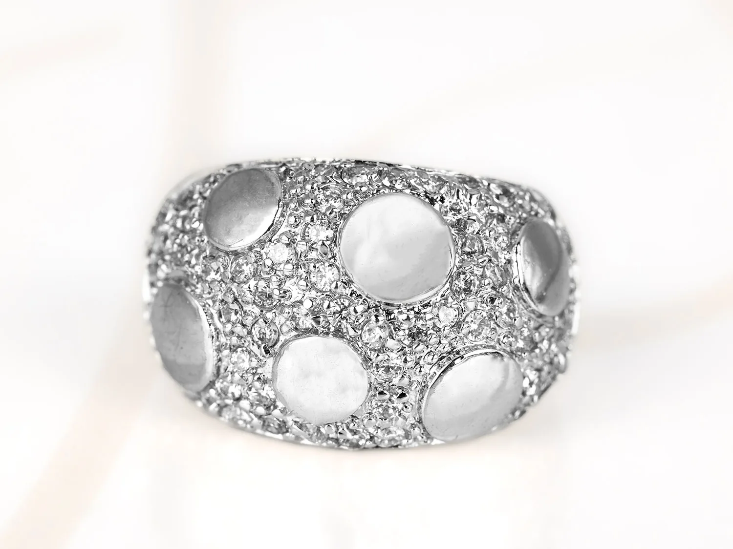 ANILLO RECUBRIMIENTO DE RODIO RELIEVE CIRCULOS ZIRCONIA