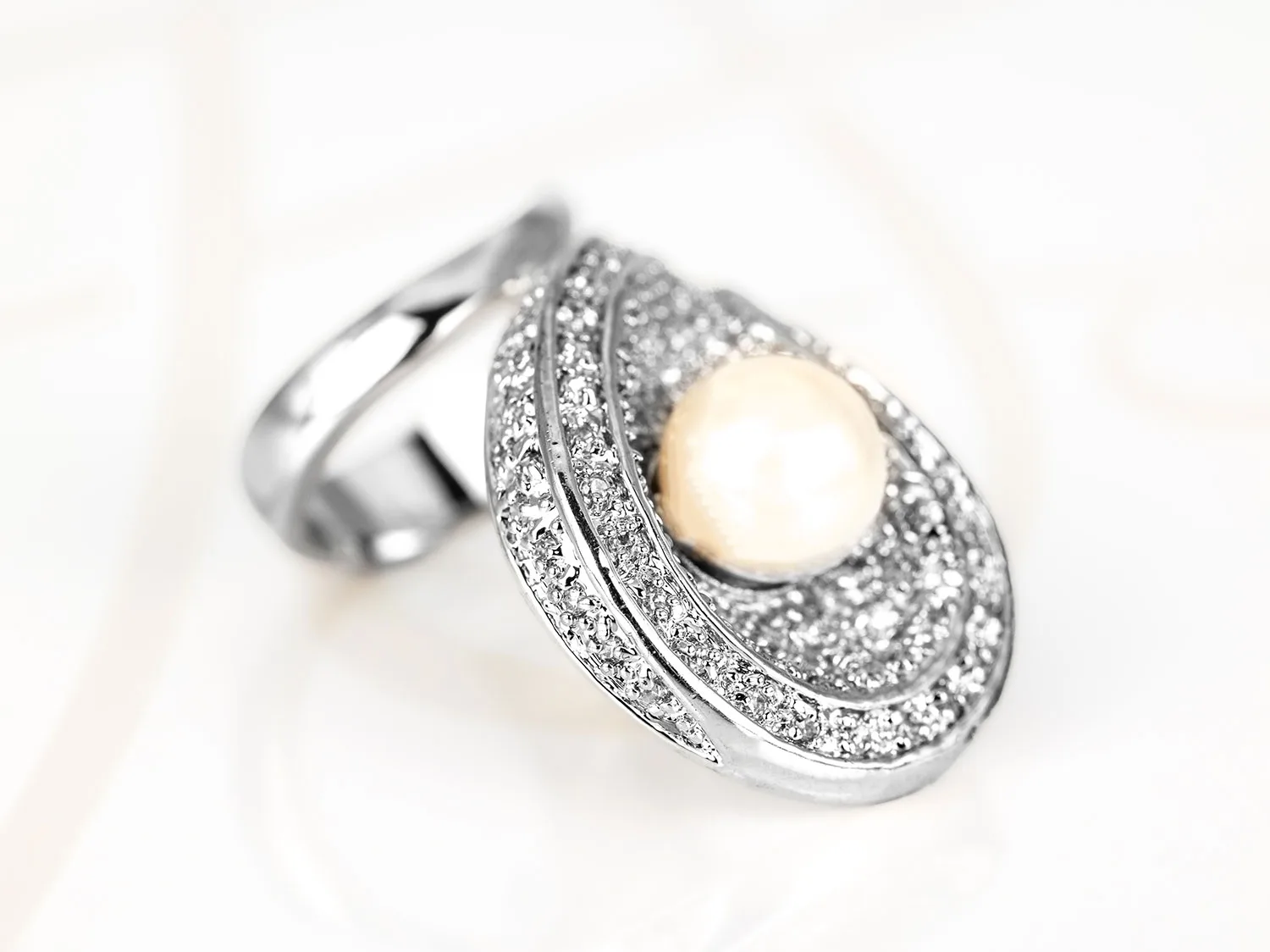 ANILLO RECUBRIMIENTO DE RODIO TULIPAN PERLA ZIRCONIA